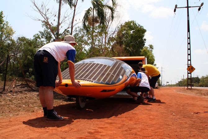 Ende einer Testfahrt: Verladen von SolarWorld No.1