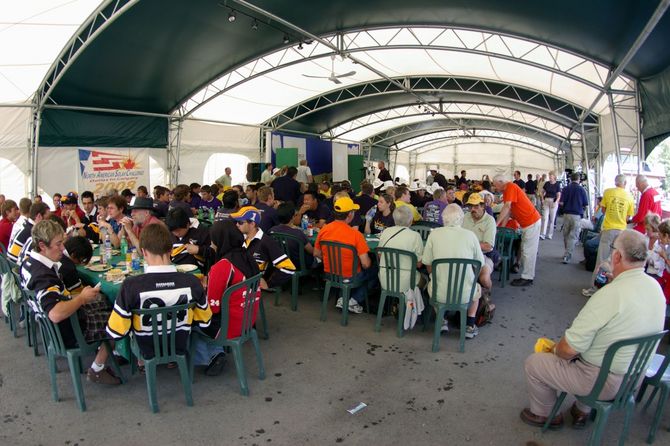 Die Teams beim Essen