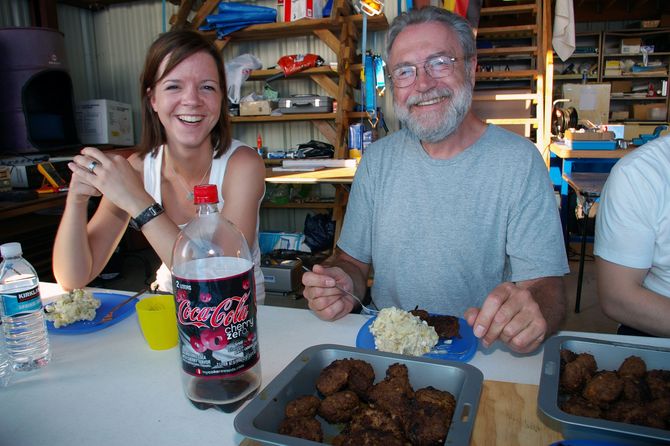 Joachim Saupe und Annika Bishop mit Frikadellen