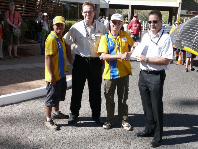 Teamarzt Dr. Hans Henschel und Teamchef Cris Coyoka bei der Spendenübergabe für die Royal Flying Doctors in Alice Springs