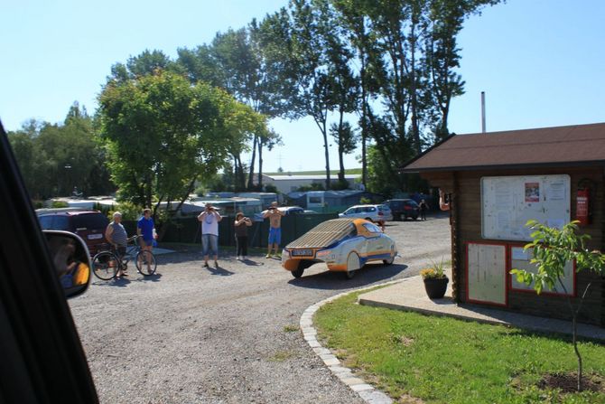 Unter Jubel und Applaus geht's vom Campingplatz in Poysdorf, Österreich Richtung Budapest, Ungarn