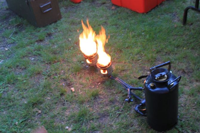 Am Abend dann wieder etwas leckeres Kochen. Der Armeekocher des Teams heizt schon einmal vor