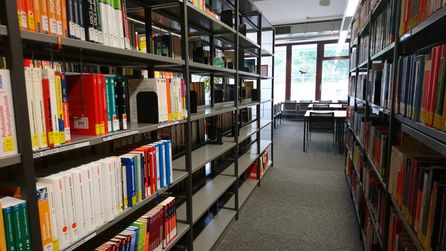 Fachbibliothek Technik: Blick aus den Regalen zu den Gruppenarbeitsplätzen