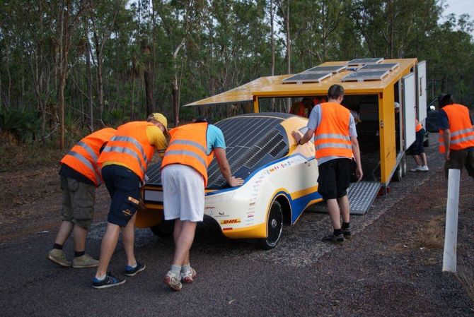 Ende der Testfahrt: Verladen auf den Transportanhänger