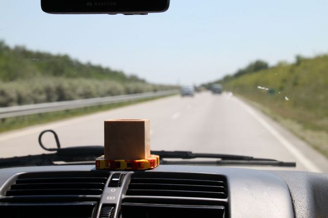 Was macht man den ganzen Tag im Auto??? Einen Baum pflanzen! (Im Holzwürfel)