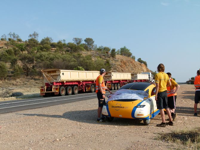 Roadtrain zieht kurz vorm Start vorbei