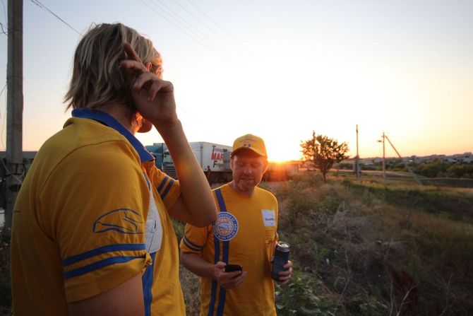 Matthias Wiemers (r.) und Yago Elbrecht bei der letzten Besprechung im Sonnenuntergang