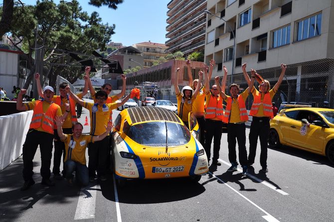 Das Team jubelt auf der F1-Strecke