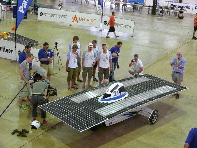 Solarcar aus Twente: Das Solarpanel ist wie bei Michigan mit optischen Einheiten zum Bündeln des Sonnenlichtes ausgestattet.