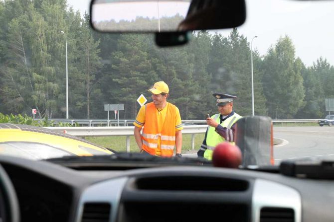 Nach wenigen Kilometern eine Polizeikontrolle. Auch die Beamten wollen mal gucken