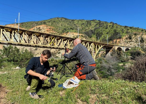 Oleksandr Medynets (li.) und Prof. Dr. Daniel Czerwonka-Schröder bei Vorbereitungen fürs Brückenmonitoring. Oleksandr Medynets und Prof. Dr. Daniel Czerwonka-Schröder bei Vorbereitungen fürs Brückenmonitoring.