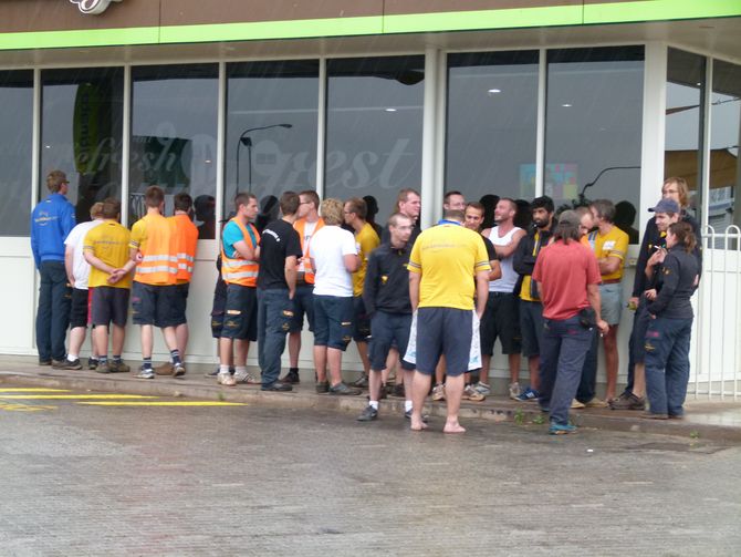 Gruppenbild am letzten Kontrollstopp: Die Kleidung passt noch nicht ganz zum Wetter