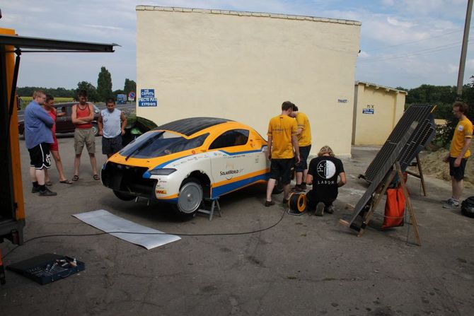 Checkup vor der Grenze mit vielen interessierten Truckern