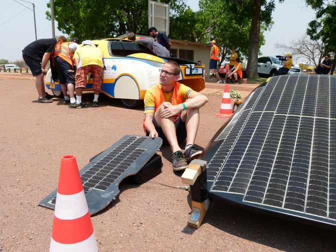 Tim Schlinkmann am Kontrollpunkt in Tennant Creek sorgt für optimale Ausrichtung der Solarzellen