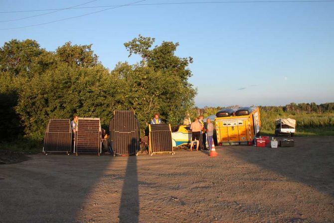 Laden in der Abendsonne. Die Schatten werden immer länger wie man sehen kann