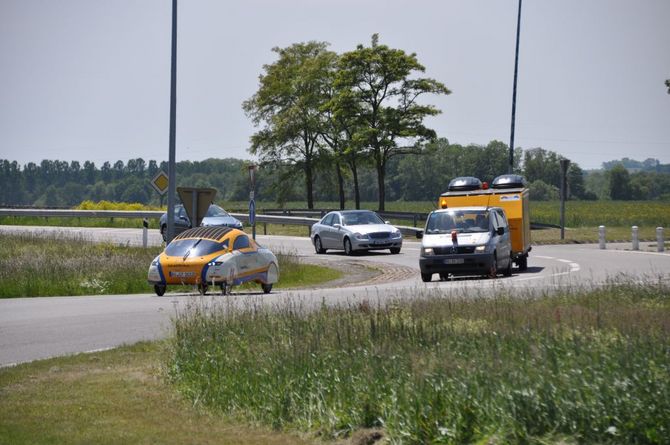 Der GT gefolgt vom Chase Fahrzeug auf dem Weg nach Colmar