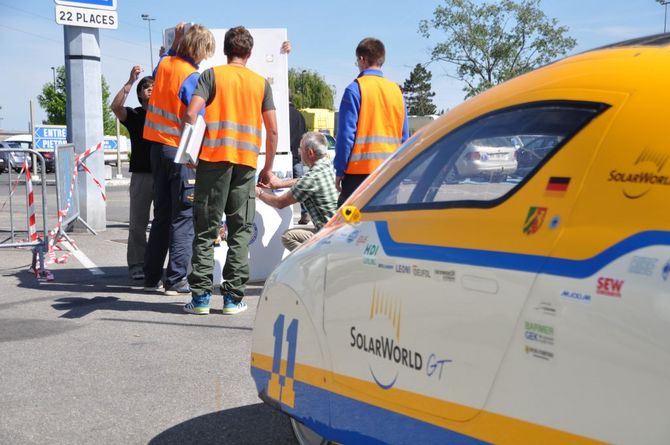 AUfbau auf der EcoBio Messe. Das Team richtet den eigenen Stand auf