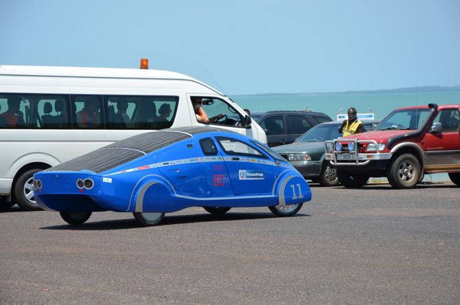 Parkplatz am Meer, noch umgeben von Benzinern...