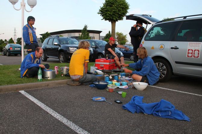 Zum Abend wird auf dem Hoteleigenen Parkplatz mal wieder selbst gekocht. Galette von Matthias Drossel...