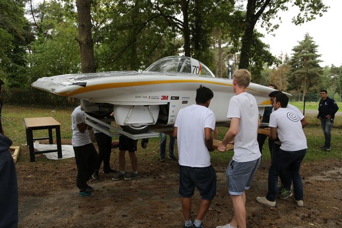 Auf Händen getragen wird der Solarcar aus Aachen