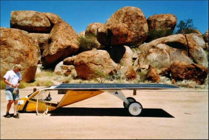 Vor den Devils Marbles 2003. In diesem Jahr hat Detlef zum ersten Mal das Ziel erreicht.