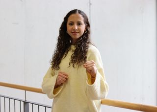 Studentin Douaa Rabhi zeigt wie eine korrekte Faust im Karate-Sport gebildet wird.