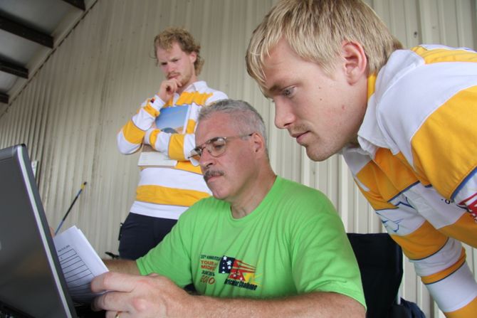 Prüfender Blick von Steve McMullen beim Durchschauen der Datenblätter.