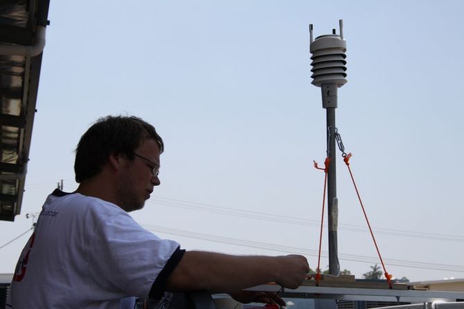 Tom Bartels stattet das Begleitfahrzeug mit Telemetrie und Wetterstation aus.