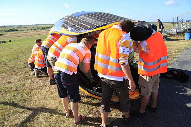 Laden der Batterien und Check von Mechanik und Elektrik vor Rennstart