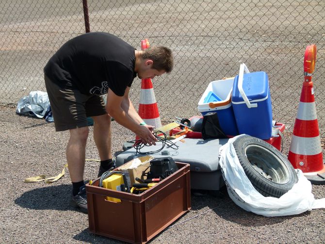 Packmeister Polith räumt den Container ein, ein schweißtreibender Job bei knapp 40 Grad