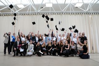 Abschlussbild_Masterabsolvent-innen-Architektur_20250829