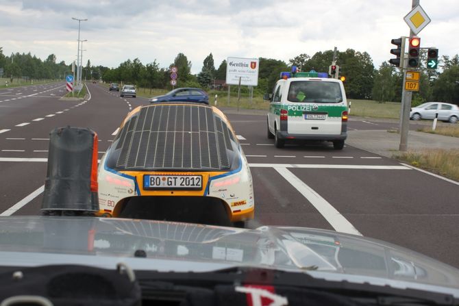 Keine Beanstandung der Polizei, die ihre Fahrt nur für einen Blick und ein Winken unterbricht