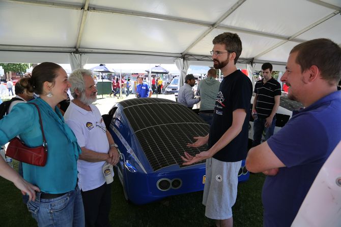 Prof. John Storey interessiert sich sehr für den Motor, erklärt von Sven Lange und Benjamin Geiger