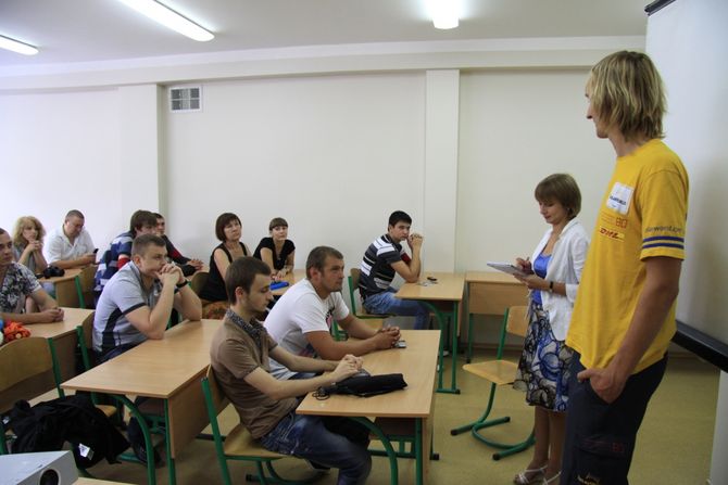 Yago Elbrecht vor den Studierenden der Akademie