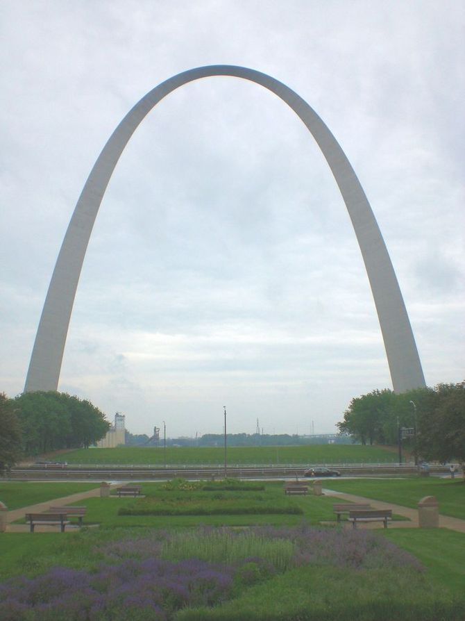 Neben dem beeindruckenden Fluss ein überwältigender Anblick: Das Wahrzeichen der Stadt, der 182 Meter hohe Arch, ein Monument aus Edelstahl und Beton.