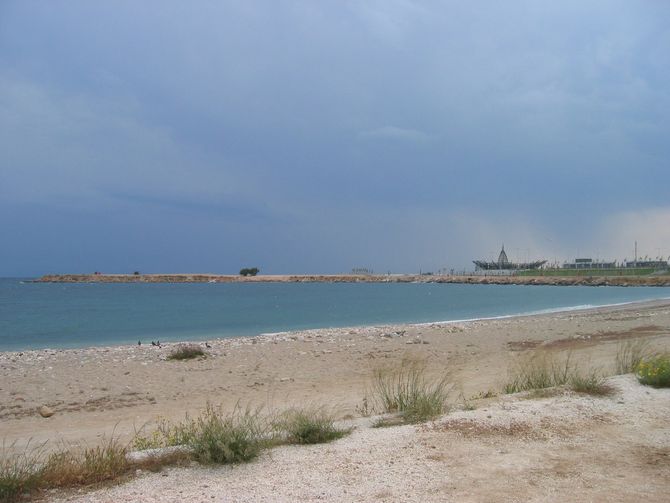 Der Strand in der Nähe des Hotel, im Hintergrund das olympische Segelrevier