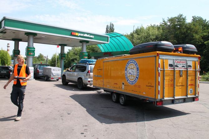 Tankstopp für die Begleitfahrzeuge am Morgen