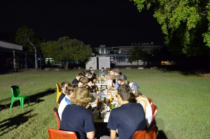 Barbecue an der Werkstatt des belgischen Teams