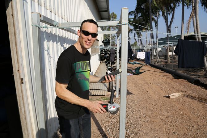 Manuel Schübel vom Sponsor 'Carbon und Design', der auch in Darwin noch am SolarCar arbeitet