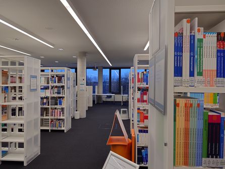 Foto Fachbibliothek Gesundheit: Blick durch den Gang entlang der Bibliotheksregale 