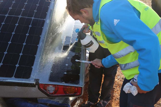 Solarzellen putzen am Morgen