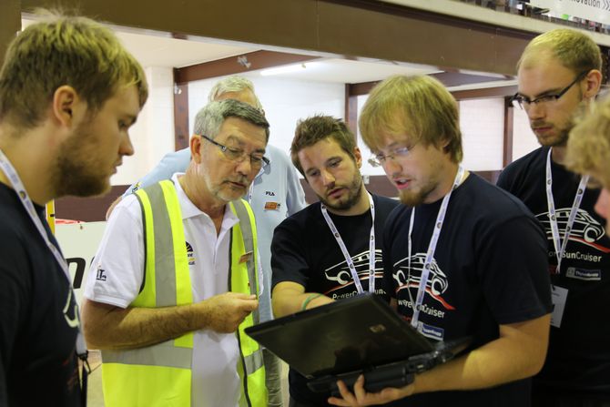 Diskussion mit dem Chef-Scrutineer Paul Gwan wegen der Rückleuchten