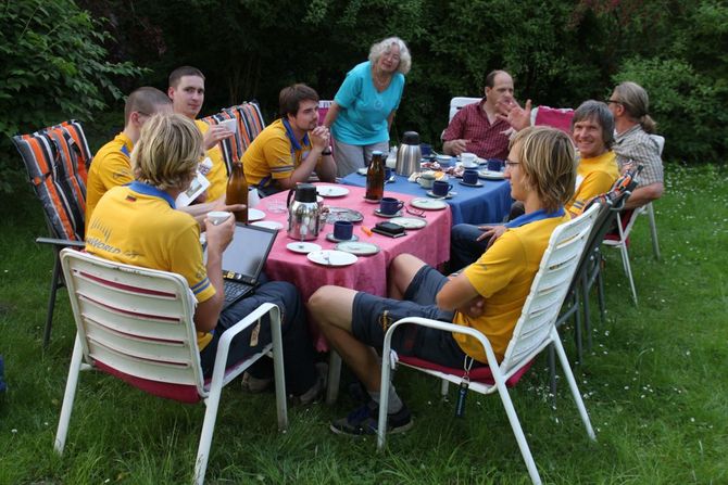 Ein entspanntes Tagesende für das EU2 Team mit Kaffee und Kuchen 