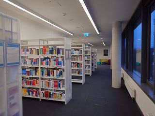 Foto Fachbibliothek Gesundheit: Blick durch den Gang entlang der Bibliotheksregale