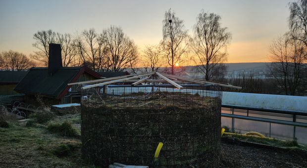 Der fertige Biomeiler bei Sonnenaufgang