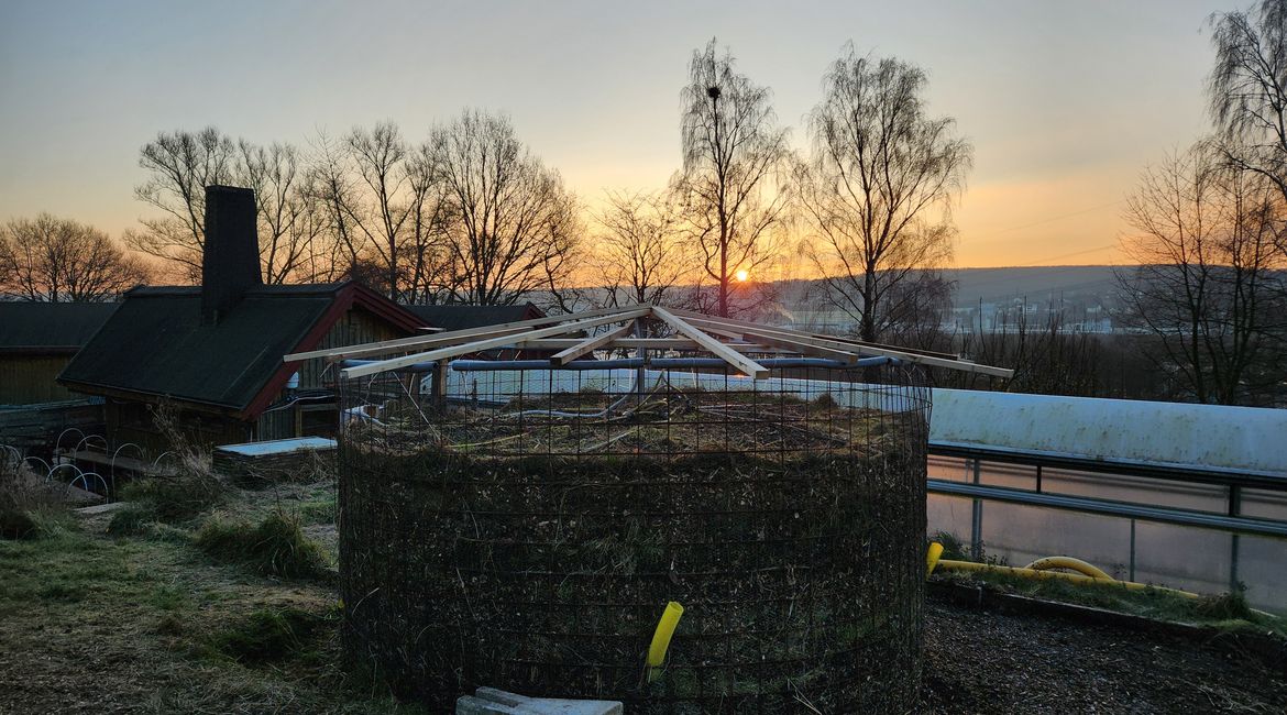 Der fertige Biomeiler bei Sonnenaufgang