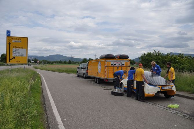 Ausladen vor Freiburg. Die letzte Meter wollte das Team dann doch solar in die Stadt einfahren.