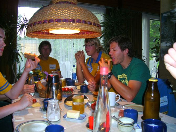 Das Team lässt sich die Brötchen schmecken, bevor es los geht