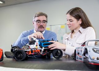 Prof. Dr. Markus Lemmen vermittelt den Studierenden im Studium zum Beispiel Wissen rund ums automatisierte Fahren.