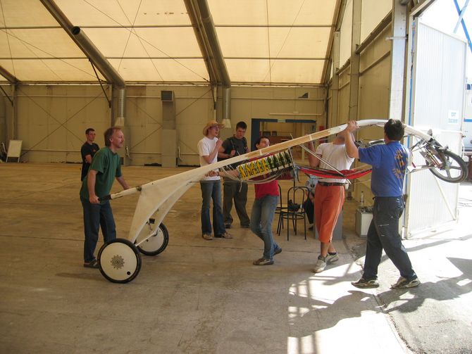 Das "Fahrgestell" von Heliodet wird entladen